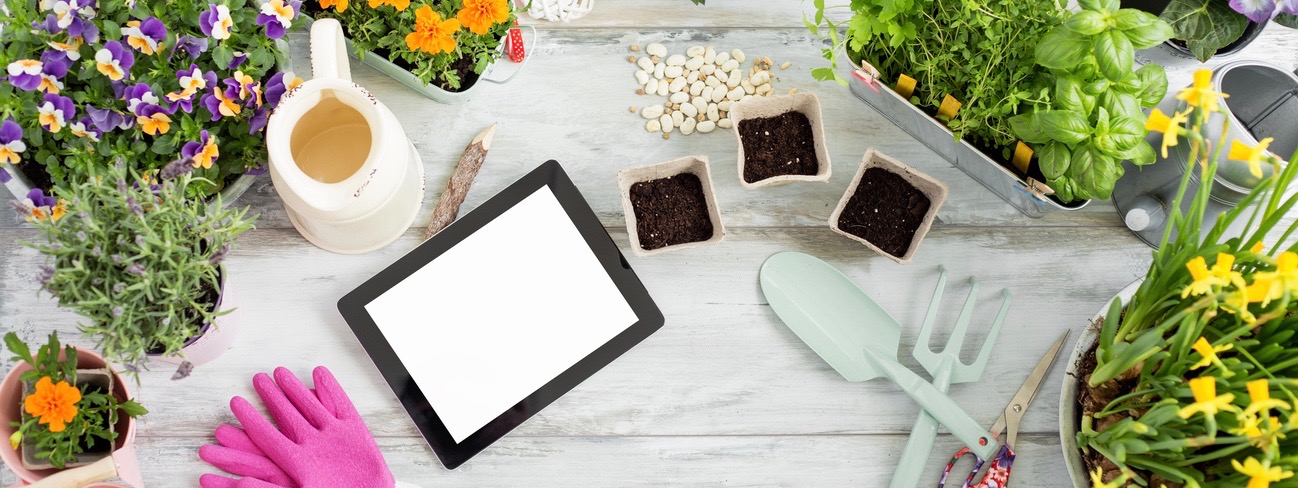 Gardening kit with tablet