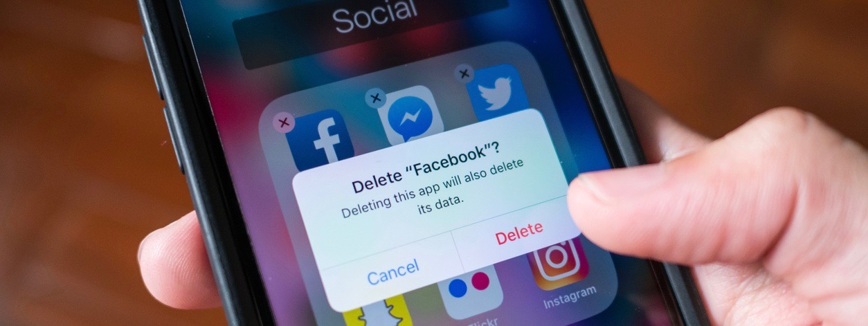 Facebook user deleting Facebook application on iPhone 7.
