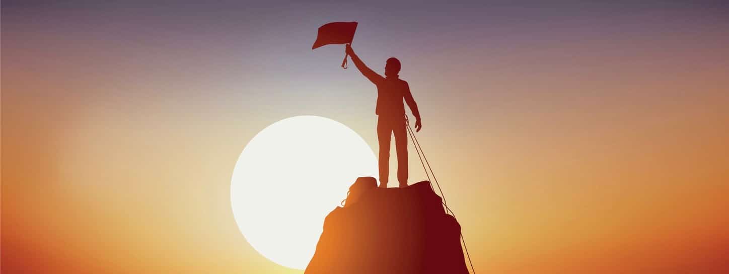 Concept de l‚Äôexploit sportif, avec un alpiniste vainqueur au sommet d‚Äôune montagne, qui agite un drapeau en signe de victoire.